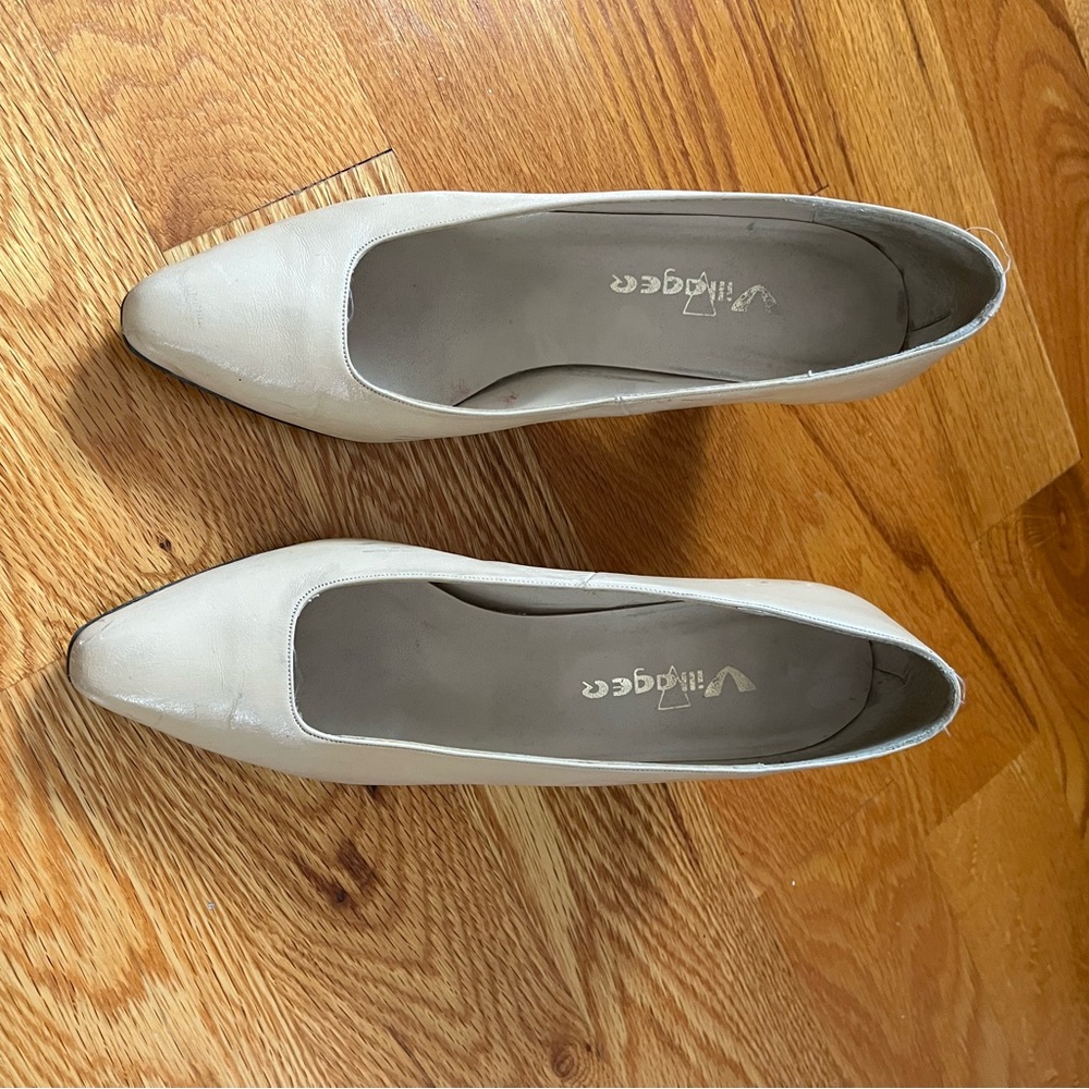 Vintage - 2/$20 - Villager Cream Heels Elegant Design
